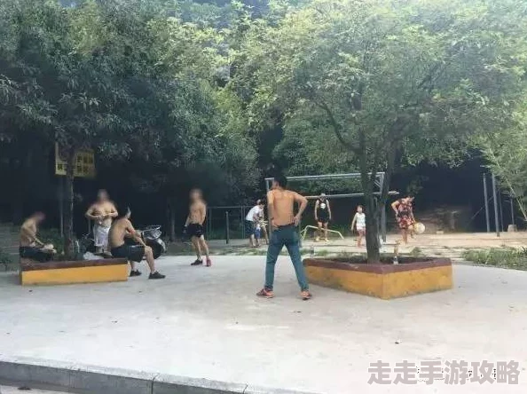 两个男生脱裤子-裸-体-互摸j，目击者称现场气氛火热，引发网友热议与讨论！