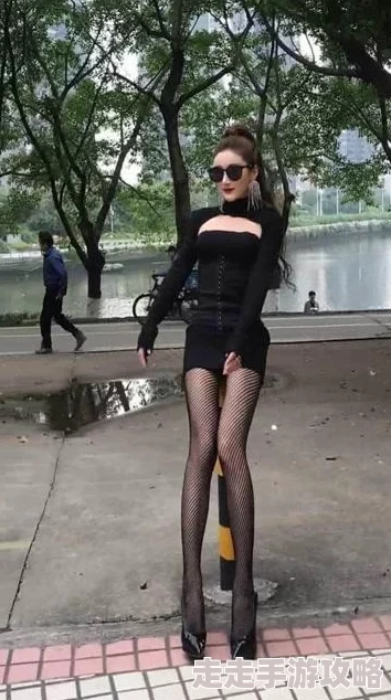 扛着高跟鞋丝袜腿呻吟视频，展现优雅与性感的完美结合，引发网友热议与讨论！