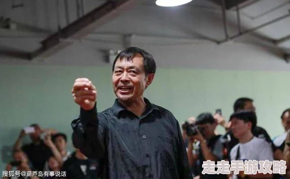 Chinese骚年引老头视频＂是指一段在网络上流传的短视频，内容展示了一位年轻男子与一位老年人的互动，引发了网友们的热议和讨论