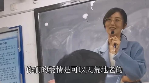 漂亮女教师深喉，引发学生热议，校园内外纷纷讨论其教学风格与个人魅力的独特结合