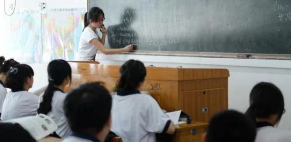 漂亮女教师深喉，引发学生热议，校园内外纷纷讨论其教学风格与个人魅力的独特结合