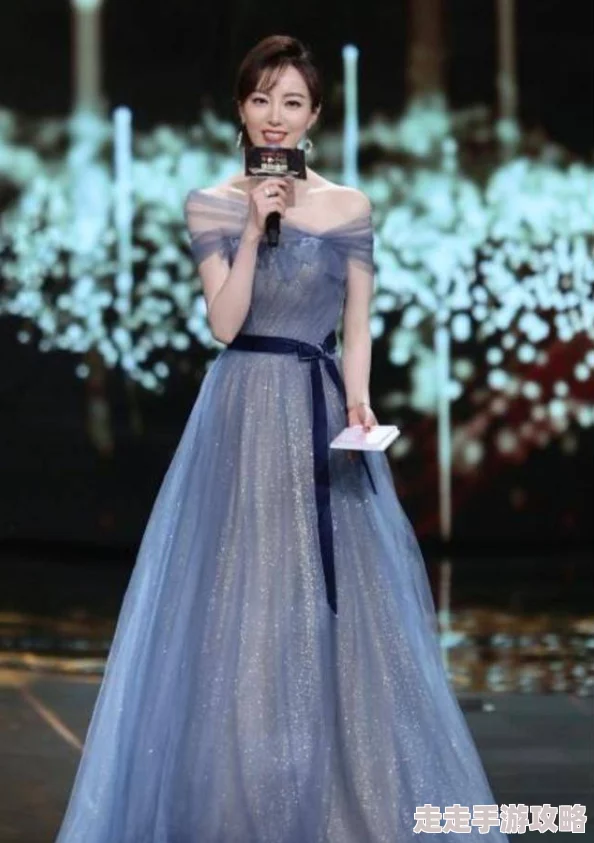美女被c软件：新动态曝光，网友热议其背后真相与影响，引发广泛关注与讨论