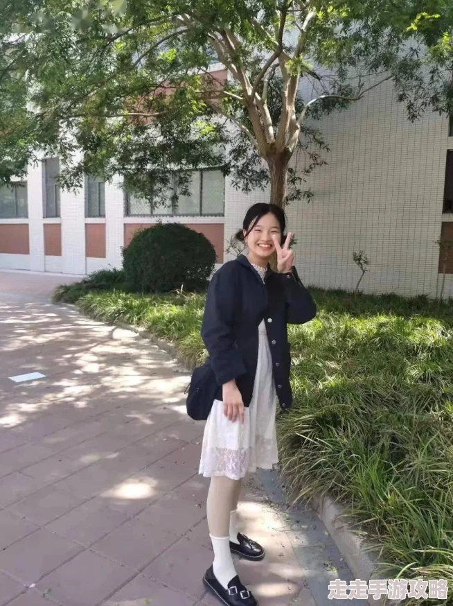 白丝校花 扒开甜美作文，展现青春魅力与校园生活的真实写照，引发网友热议与共鸣