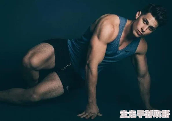 大胸女星最新动态：她在社交媒体上分享了自己的健身秘诀，引发粉丝热议，纷纷表示想要学习