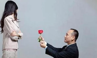 老妇给我囗交，这样的行为引发了网友们的热议，大家对年龄差异和性关系的看法各不相同