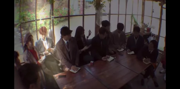办公室里的秘密：当工作与欲望交织，衣服下的禁忌游戏如何悄然上演？