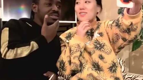 女子初尝黑人巨嗷嗷叫s，真是让人惊讶的体验，网友们纷纷表示好奇和期待