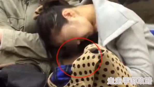 强烈吃奶摸下边动态图近日在网络上引发热议网友们纷纷讨论其背后的含义和创作意图引起了广泛关注与争议