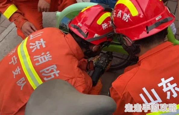 小孩子半夜喂别人吃钢筋，这种行为真让人担心，家长应该加强教育和看护