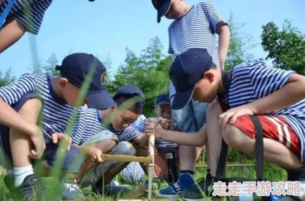 小孩子半夜喂别人吃钢筋，这种行为真让人担心，家长应该加强教育和看护