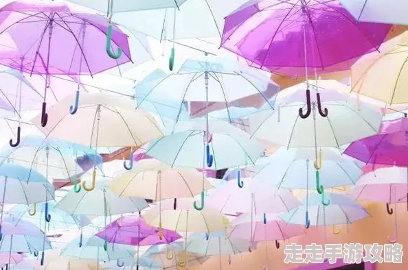 夜幕下的童趣：网友热评，你晚上创意十足，竟巧妙布置了好几个小雨伞